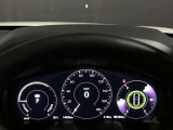 【アクティブ・ドライビング・ディスプレイ】フロントガラスにルートや車速などの情報を表示し、ドライバーの視線移動と、焦点調整の 時間をさらに短縮する事で、わき見のリスクを低減し ます。