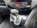 エアコンはオートエアコンです(^-^)温度調節も細かくできるので車内を快適な温度にできますよ(*^^*)人気の装備です☆