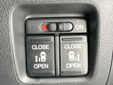 【両側パワースライドドア】スマートキーや運転席のスイッチで後席両側スライドドアの開閉が可能♪電動だから力を入れてドアを開ける必要が無く、小さなお子様でも簡単に開け閉めでき快適です♪