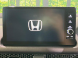 【メーカー9型ナビ】インテリアに溶け込むスタイリッシュな「専用設計」メーカーナビを装備♪視認性や操作性など基本性能にも優れ、より上質なカーライフをお楽しみいただけます。