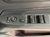 狭い駐車場で便利な電動格納ドアミラーが付いています。