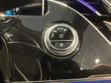 メモリー付きパワーシートが装備されている車両はシートの位置・ドアミラーの角度・ハンドルの位置を3名まで記憶出来ます。