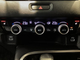 オートエアコンは左右席で独立温度コントロールが可能です。運転席はキンキンに冷やして助手席はマイルドにと言った設定が可能です☆暑さ寒さでケンカすることもなくなりますね♪