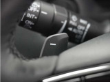 ◆減速セレクター装備◆ステアリングホイールの左右に取り付けられた2つのパドルスイッチで減速の強さを調整。 左側の「-」を操作すると減速を強く、右側の「+」を操作すると減速を弱くすることができます。