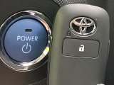 【スマートキー】カバンやポケットに入れたままでもドアの施錠・解錠が可能なスマートキーを装備。エンジンのオン・オフ時もカギを取り出す必要が無いからとっても便利です♪