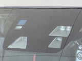 【スマートシティブレーキサポート】低速走行中に前方の車両等を認識し、衝突しそうな時は警報とブレーキで衝突回避と被害軽減をアシスト。より安全にドライブをお楽しみいただけます。