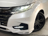 【LEDヘッドライト】悪天候や夜間走行時も良好な視界を確保し安心して運転できる高輝度LEDヘッドライトを装備!点灯速度が早く、消費電力も抑えられています。