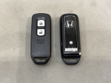 スマートキーを装備しています。鍵を差し込むことなくドアロックの開け閉めと、スタートボタン操作でのエンジンスタートができます。スペアキーも同じものを用意しております。
