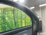 【ブラインドスポットインフォメーション】走行中、ドアミラーの死角になりやすい箇所に後続車が接近するとサイドミラー付近に警告を表示、ドライバーに注意喚起をしてくれます。