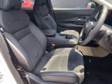 快適に運転できるドライブポジション!運転席は電動ポジショニングとチルト&テレスコピック付きステアリングで、女性でも無理のない運転姿勢がとれます。