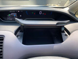 車内に持ち込んだ小物やドリンク食べ物がきちんと片付く収納も充実です。こちらは、運転席アッパーボックスになります.