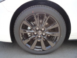 18インチの黒色塗装された、純正アルミホイールを装備。タイヤサイズは215/45R18となります。