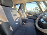 運転席と助手席はウォークスルーで移動できます。