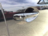 スマートキーを所持している状態でロックボタンを押すと、車両すべてのドアの解錠や施錠を行うことが出来ます。