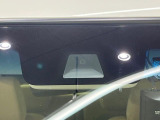 【衝突軽減装置】走行中に前方の車両等を認識し、衝突しそうな時は警報とブレーキで衝突回避と被害軽減をアシスト。より安全にドライブをお楽しみいただけます。
