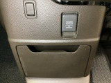 アクセサリーソケットはUSBのアダプターなどをつければ、スマホの充電にも使えます。周辺には物が置けるボックスがついています。