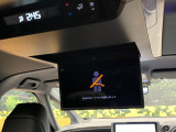 【13型フリップダウンモニター】大画面モニターで後席でもエンタメをお楽しみいただけます。小さなお子様にも大人気の装備です♪