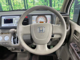 インテリアに合わせたデザインのステアリングは、運転される方のことも考え、運転しやすい形状、大きさです。是非一度、実際に触ってお確かめください。