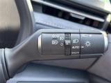 【オートライト(AUTO)】外の明るさをシステムが感知して、自動でヘッドライトが点灯します。ヘッドライトをつけ忘れを防ぐ便利機能です。