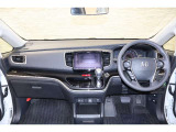 操作性に優れた運転席となります!小物入れや各ボタンの配置にこだわり、使いやすいです!座り心地もよく視認性も良好なのでロングドライブもお任せ下さい!