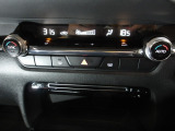 温度の設定のみで快適な風量やモードなどを自動調整してくれるフルオートエアコンを装備!運転席と助手席で温度の個別設定も可能です!