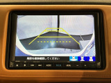 リバースギアに入れるだけで後方の表示へ切り替わります。夜間や雨の日の駐車も楽になりますよ。