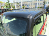 こちらのお車はツートンカラーとなっています。天井とミラーのカバーは黒色です。