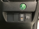 ハンドルの右側にはヘッドライトレベライザーとVSA(ABS+TCS+横滑り抑制)の解除スイッチがついています。ヘッドライトレベライザーは道路状況や積荷の加重に応じてライトの高さを調節できます。