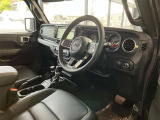 運転席になります。