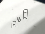 【ブラインドスポットモニター】走行中、ドアミラーの死角になりやすい箇所に後続車が接近するとサイドミラーのレンズに警告を表示!ドライバーに注意喚起をしてくれます。