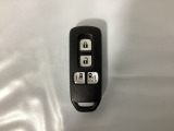 スマートキー付きですからドアロックの開閉およびエンジンスタートが楽々です。電動スライドドアの開け閉めもボタンで操作できます。