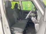 運転席シート廻りは使用感も少なく、良好な状態となっています。前オーナー様が丁寧に使っていたことがよくわかりますね。