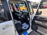 【運転席】座り心地が良いシートなので長時間の運転でも快適にお過ごしいただけます。新品のフロアマットのご注文も可能です。掲載箇所以外にご希望の写真がございましたらお気軽にお問い合わせ下さい。