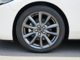 16インチ純正アルミホイールを装備。タイヤサイズは205/60R16となります。