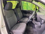 運転席まわりには十分なスペースがあり、大柄な方でもゆったり運転していただける環境です。