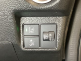 ハンドルの右側にはヘットライトリベライザーとHondaセンシング用のメインスイッチがついています。ヘッドライトリベライザーは道路状況や積荷の加重に応じてライトの高さを調節できます。
