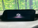 【8.8インチマツダコネクト】車内の雰囲気にマッチした大型のディスプレイ。スマホ接続でのナビ使用やBluetooth再生等、様々な機能が楽しめます。直感的なダイヤル操作が可能で、使い勝手も良好です。