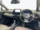 運転席まわりです。 各操作スイッチは使いやすい位置に配置されてます。