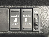 【両側パワースライドドア】スマートキーや運転席のスイッチで後席両側スライドドアの開閉が可能♪電動だから力を入れてドアを開ける必要が無く、小さなお子様でも簡単に開け閉めでき快適です♪