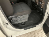 運転席は手動ですが高さ調整が可能です。