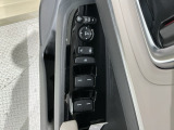 狭い駐車場で便利な電動格納ドアミラーが付いています。
