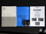 カギをバッグやポケットに入れたままでもドアロックの開閉やエンジン始動ができる『スマートキー』付き!暗くなってもキー穴を捜す必要が無くとっても便利ですから人気の装備です!