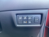 安全装置のスイッチは運転席パネル右下に集約されています。任意で切り替え可能なため状況に合わせてお使いください。