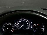 【アクティブ・ドライビング・ディスプレイ】フロントガラスにルートや車速などの情報を表示し、ドライバーの視線移動と、焦点調整の 時間をさらに短縮する事で、わき見のリスクを低減し ます。