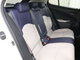 本革に近い風合いと手触りの合成皮革「エルテックス(L tex)シート」を採用しています。