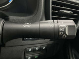 【オートライト】車のセンサーが周囲の明るさを感知し、自動でヘッドライトを点灯・消灯する機能です。この機能は夕暮れ時の交通事故が多い時間帯の安全性を高めてくれます。