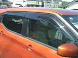 車内換気に役立つ、プラスチックバイザーを装着しています♪