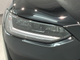 LEDヘッドライトは、点灯の瞬間から最大光量を発揮し、突然暗くなるトンネルなどでの安定感を高めます。