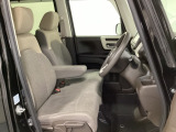 女性でも運転がしやすいように、シートの高さ調整機能(シートリフター)がついています。運転席と助手席の間が空いている為、助手席側への移動がスムーズです。交通量の多い道でも助手席側から乗り降りができます。
