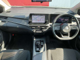 ますますドライブが楽しくなる、明るく開放的な運転席まわりです。